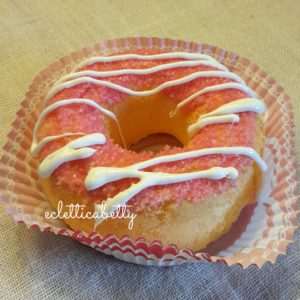 Donut con zucchero rosa e glassa