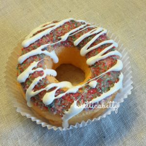 Donut con zucchero colorato e glassa