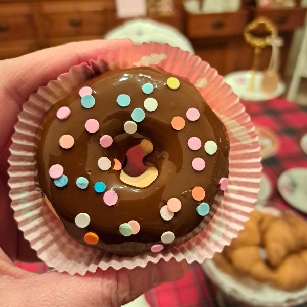 Donut glassa cioccolato e coriandoli di zucchero