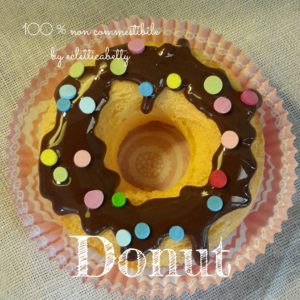 Donut con glassa al cioccolato e coriandoli di zucchero