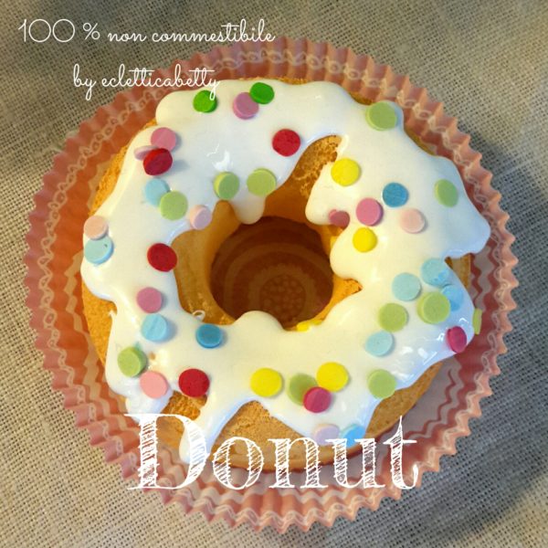 Donut con glassa alla vaniglia e cioriandoli di zucchero