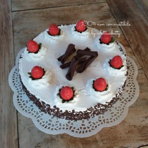 Torta Panna, Fragole e Cioccolato 24 cm