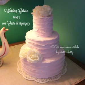 Wedding cake rosa con fiori di organza