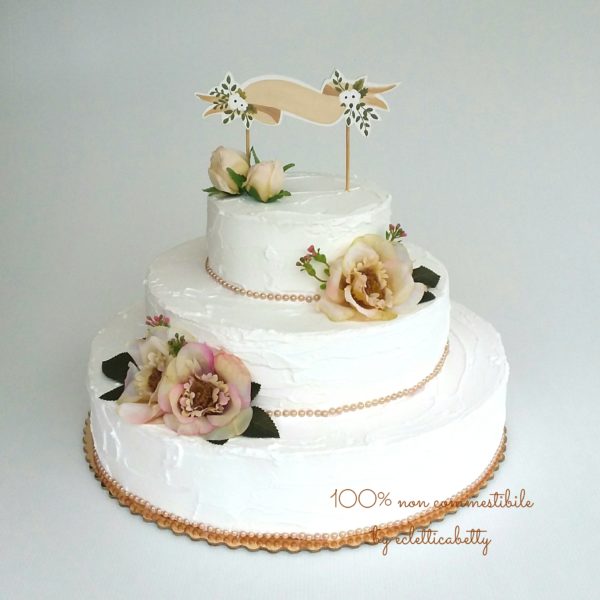 Shabby Wedding cake bianca con fiori miele