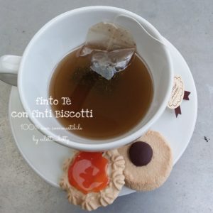 Tazza di Tè con 2 Biscotti