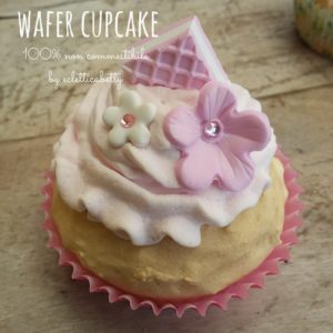 Cupcake panna rosa wafer e fiorellini