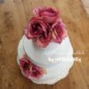Wedding cake bianca con fiori di organza fuxia