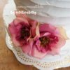Wedding cake bianca con fiori di organza fuxia