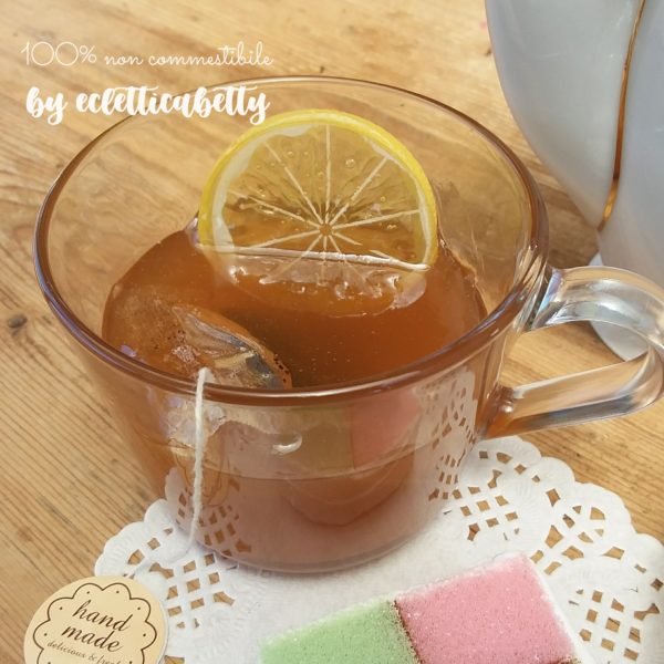 Tè con limone in tazza trasparente