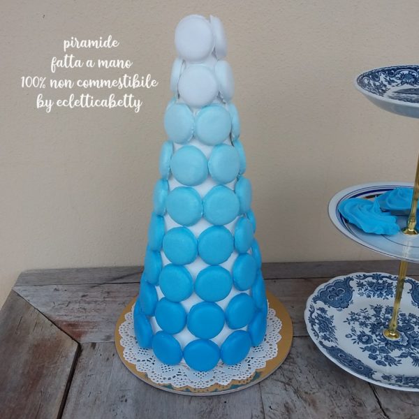 Piramide di macarons celeste sfumato h 30 cm