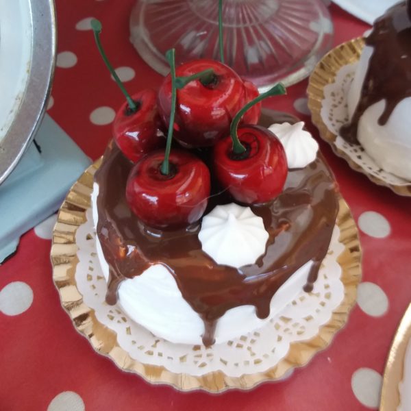 Tortina glassata con ciliegie e meringhe 8 cm