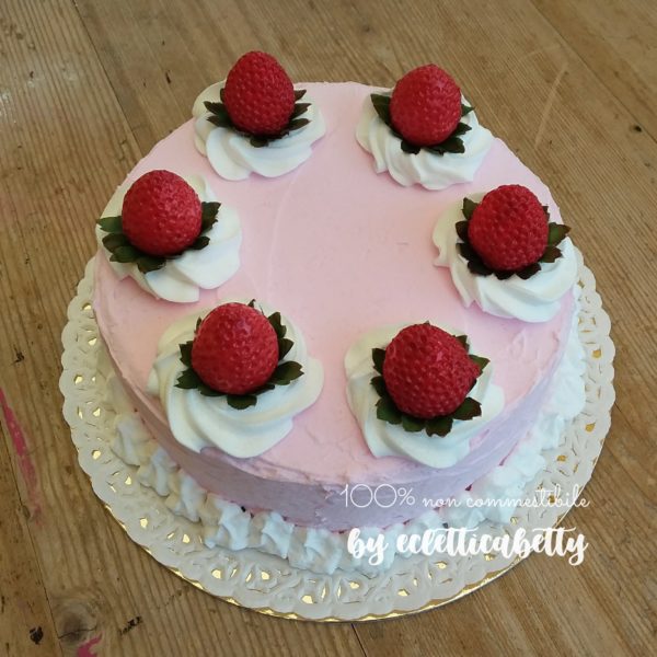 Torta rosa panna e fragole 17 cm