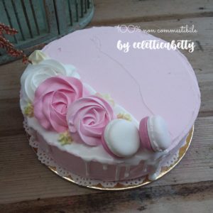 Torta rosa con meringhe e macarons 20 cm