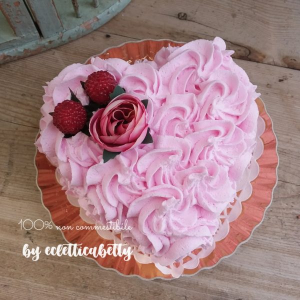 Torta a cuore con rose di panna rosa e fragoline 12 cm
