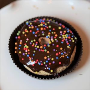 Donut glassa cioccolato e zuccherini