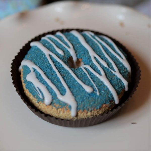 Donut zucchero azzurro e glassa vaniglia