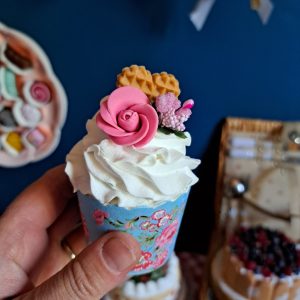 Cupcake Alice rosa, praline e biscotto