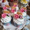 Cupcake Alice rosa, praline e biscotto