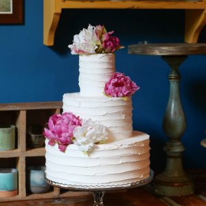 Wedding Cake bianca con peonie