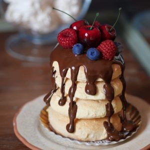 Torre di Pancakes glassa cioccolato e frutti rossi